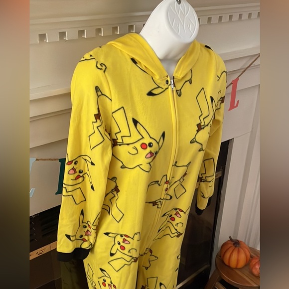POKÉMON PIKACHU PAJAMAS/ONESIE SIZE LARGE 12/14 WOMEN/KIDS? - Picture 3 of 4